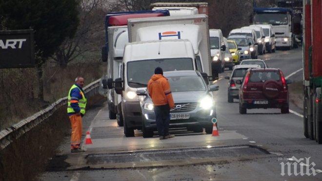 Трафикът към Кулата запецна при Благоевград, асфалтират