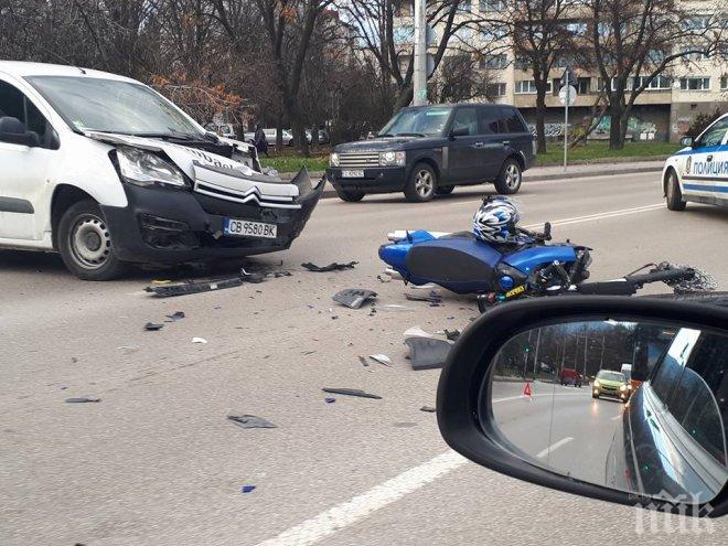 ПЪРВО В ПИК! Мотоциклетист се заби в пикап за бира в столицата (СНИМКИ)