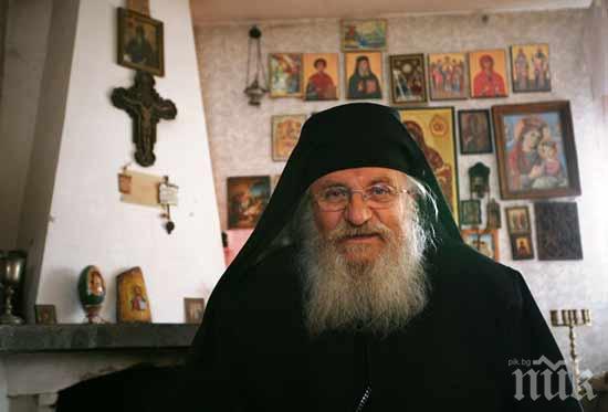 ЗОВ ЗА ПОМОЩ! Отец Иван разкри, че покривът на Добридолския манастир тече, а вътре има приютени хора