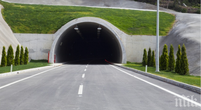 Авария! Тунелът Кочериново на АМ Струма остана без осветление
