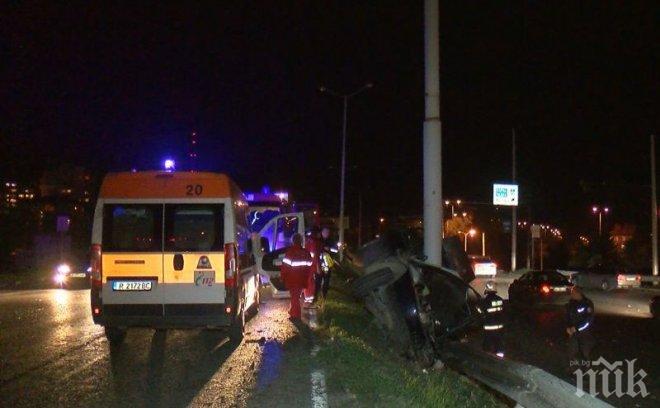 Тежка катастрофа в Русе! Двама са загинали на място, колата смазана