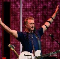 Фронтмен на известна рок банда ритна фотографка в главата