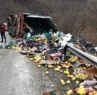 ТИР с цитруси се обърна край Велико Търново