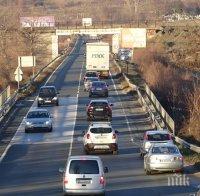 Тежък трафик и две верижни катастрофи блокираха движението по Е-79