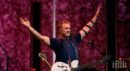 фронтмен известна рок банда ритна фотографка главата