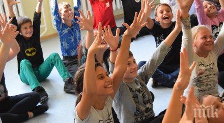 детско шоу слоновете превръща сцената циркова арена