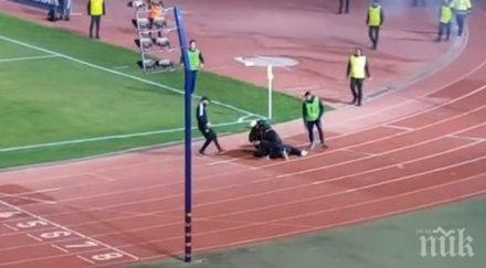 удариха дете факла мач кипър видео