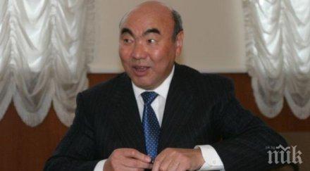 екшън замерят яйца експрезидента киргизстан дъщеря удря нападателя видео