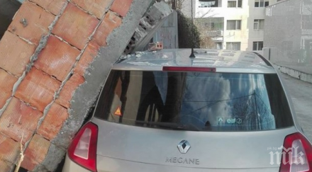 ужас масивна ограда рухна автомобил