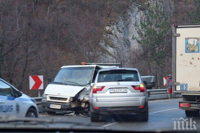 БМВ и микробус се удариха край Бачково