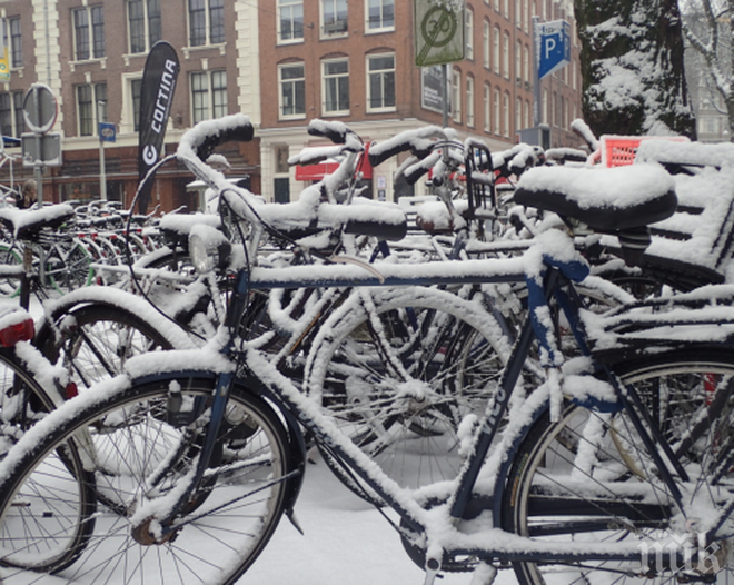 Оранжев код за опасност в Холандия заради снеговалежите