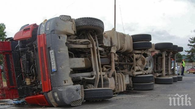 Камион се обърна на магистрала Тракия спряха движението от Зимница до Карнобат