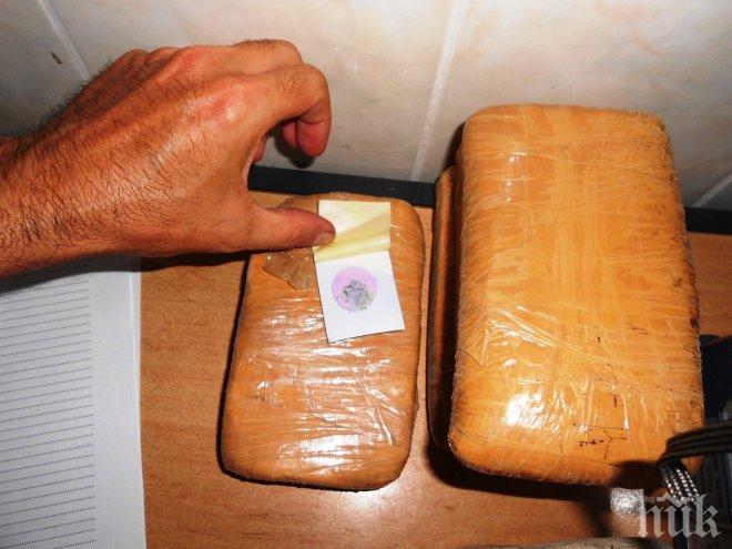 Удар! Митничарите от Лесово задържаха 25 кг хероин