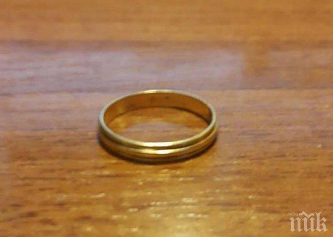 Варненка изгуби брачната си халка, докато мереше ръкавици