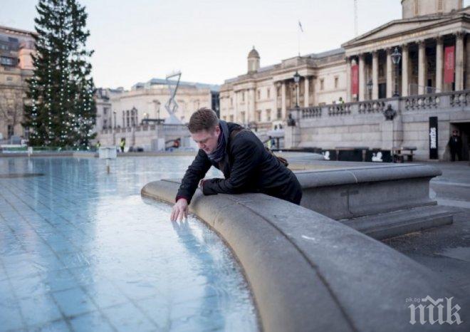 Замръзна фонтанът на Трафалгар Скуеър в Лондон (СНИМКИ)