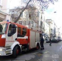 ОТ ПОСЛЕДНИТЕ МИНУТИ! Пламна сграда в центъра на Пловдив (СНИМКИ)
