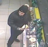 ПОЗНАВАТЕ ЛИ ГО? Този батка задигна... суджук от магазин в Бургас (ВИДЕО)