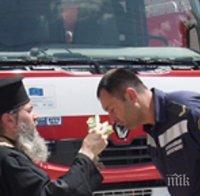 КУРИОЗ! Свещеници под строй на курс за пожарникари