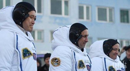 байконур изстрелян космически кораб нов екипаж международната космическа станция