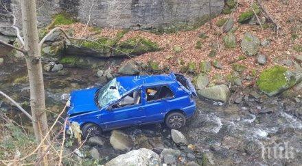 дама паркира голфа коритото река снимка