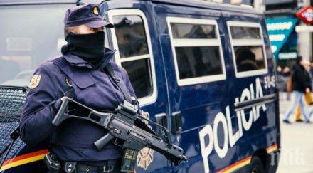 извънредно трима души включително двама полицаи убити стрелба испания