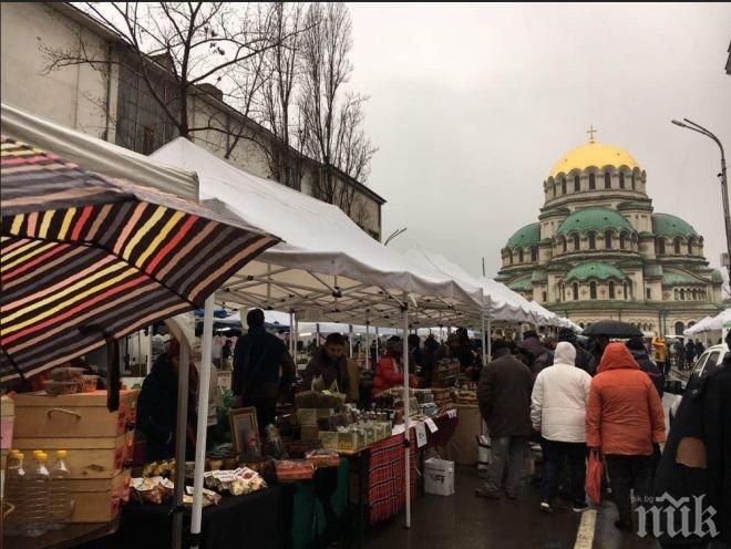 Въпреки снега: Навалица на фермерския пазар в центъра на София (СНИМКИ)