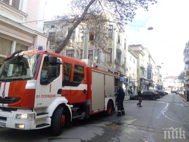 ОТ ПОСЛЕДНИТЕ МИНУТИ! Пламна сграда в центъра на Пловдив (СНИМКИ)