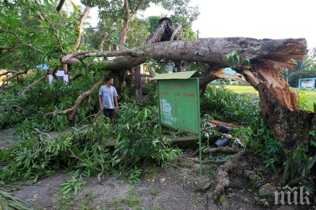 Трима в неизвестност и хиляди евакуирани във Филипините заради приближаваща тропическа буря