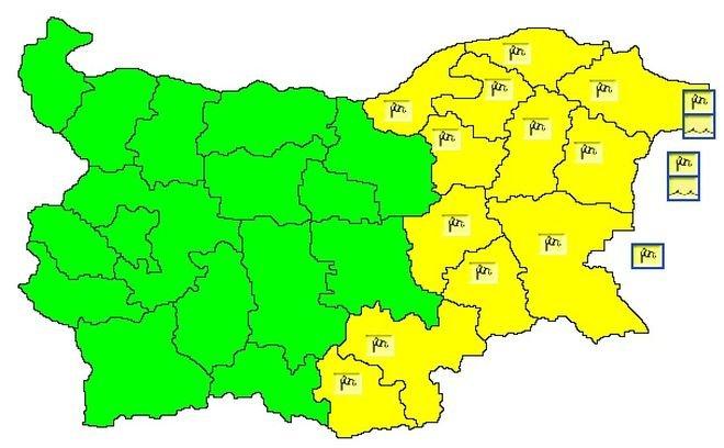 Жълт код за силен вятър е в сила за 12 области в страната