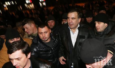 ЕКШЪН В КИЕВ! Подкрепящи Михаил Саакашвили са щурмували Октомврийския дворец в града