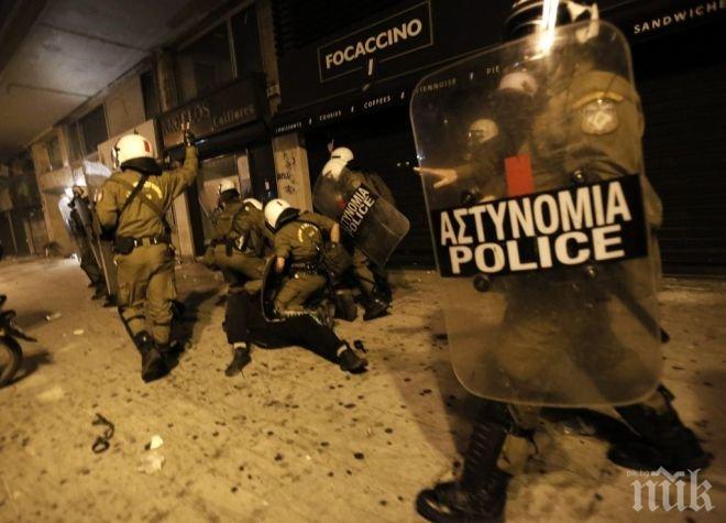 Девет полицейски служителя са ранени при сблъсъци с роми в Атина