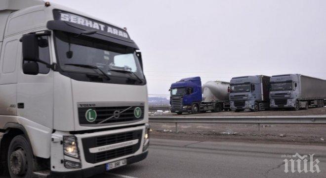 Камион се обърна на автомагистрала „Тракия“ край Пловдив