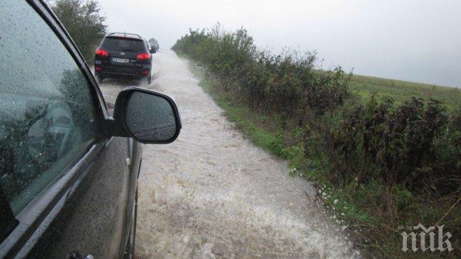 ВАЖНО! Дъждът заля път край Враца, карайте внимателно
