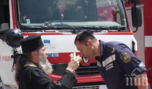 КУРИОЗ! Свещеници под строй на курс за пожарникари