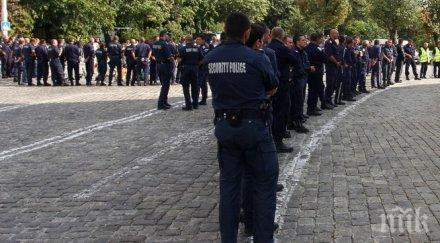 последните минути полицаите стягат протести празниците заплатите скачат недоволството остава