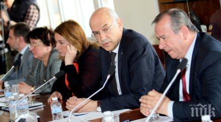 кевр отново точи ножа