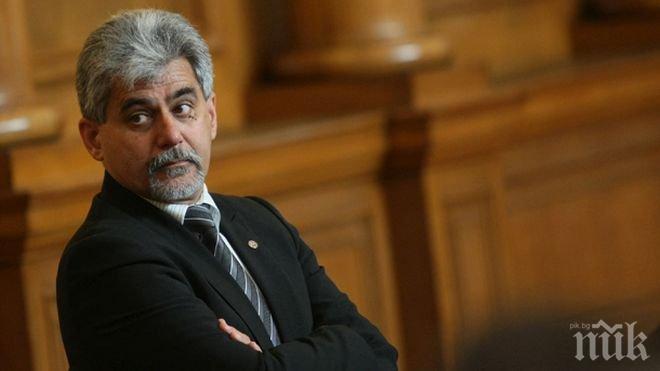 Патриотичен пример! Воеводата доц. Михов дари компютри за ПМГ във Велико Търново