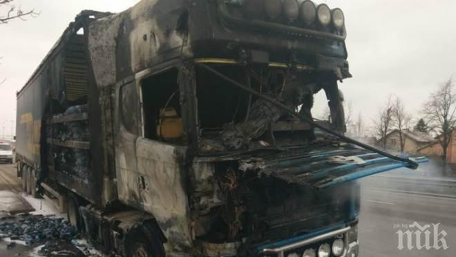 ИНЦИДЕНТ! Камион се запали в движение на Цариградско шосе (СНИМКИ)