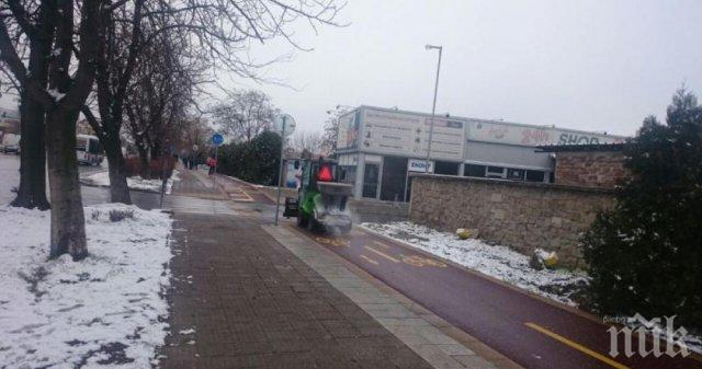 САМО ЗА НОЩ! Улиците на Пловдив глътнаха 50 тона сол