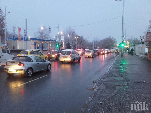 Първи сняг в Пловдив! Трафикът е жесток