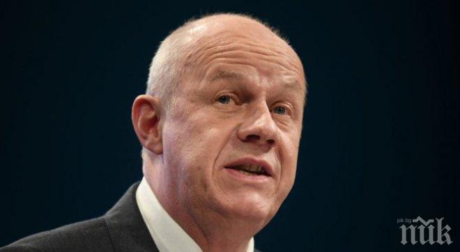 Порноскандал изяде главата на приближен на Тереза Мей