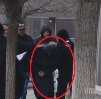ЕКСКЛУЗИВНО! Убиецът на Дамла показва пред полицията как точно посегна на детето - доведоха го зрелищно на местопрестъплението (СНИМКИ)