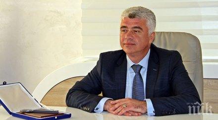 екшън момчилград общински съветник полудя чупи плюе кмета