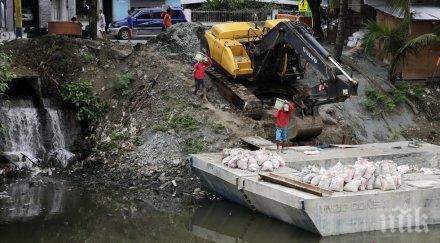 страшно наводненията свлачищата убиха 130 души филипините