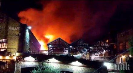 пожарникари борят огъня лондонския зоопарк