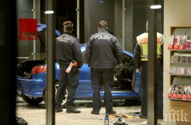 ИЗВЪНРЕДНО! Кола се заби в партийна централа в Берлин (СНИМКИ)