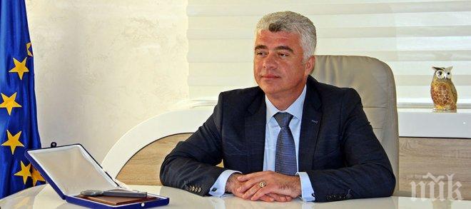 ЕКШЪН В МОМЧИЛГРАД! Общински съветник полудя, чупи и плюе по кмета