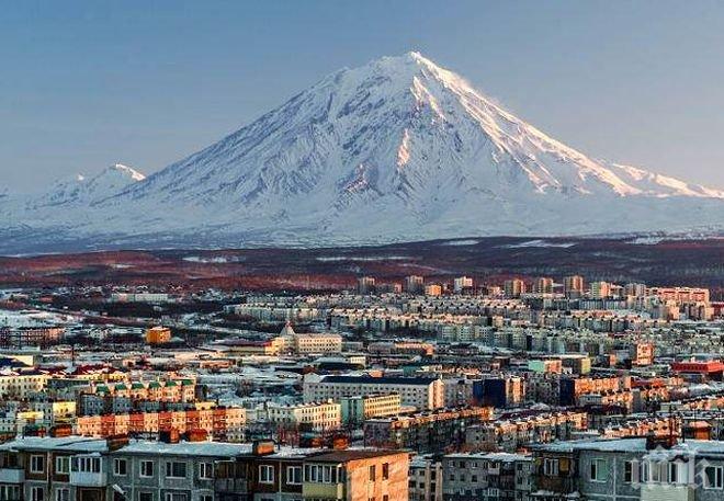 Мощен снежен циклон затвори временно летището на Камчатка