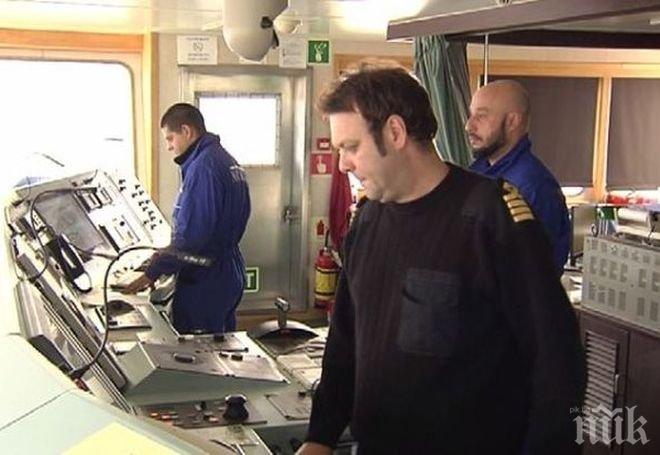 Коледа на път! Ето как ще посрещнат празниците моряците на един български кораб (ВИДЕО)