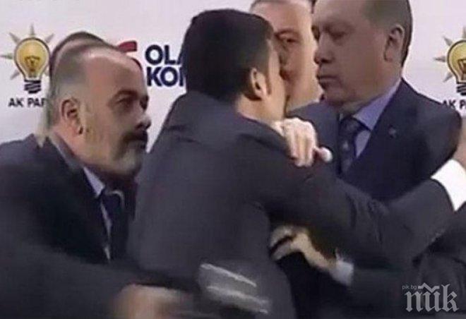 ЕКШЪН! Мъж изскочи на сцената по време на реч на Ердоган, искал да го...  